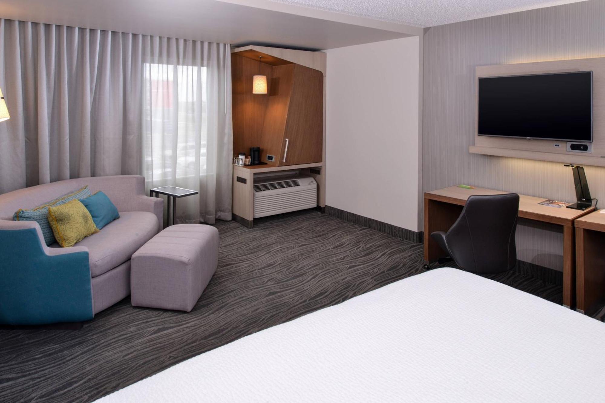 Courtyard By Marriott Saskatoon Airport Hotel Buitenkant foto